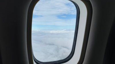 新加坡实里达机场上空出现低云现象，飞荧班机FY3124尝试两度降落不果，在空中盘旋40分钟后折返新山士乃机场。 （受访者提供）