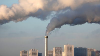 法国首部巴黎附近的塞纳河畔伊夫里一座焚化厂，烟囱冒出滚滚水蒸气。（路透社档案照）