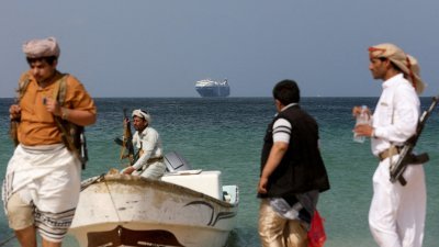 以色列和哈马斯爆发冲突以来，也门武装组织“青年运动”袭击了多艘穿越红海的商船，为巴勒斯坦报复。上个月被“青年运动”扣押的商船“银河领袖”号（the Galaxy Leader），停泊在也门附近海域。（路透社档案照）