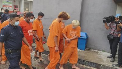 3名华裔男嫌犯延扣4天于周日届满，被押往新山推事庭再延扣3天，直至本月27日助查。