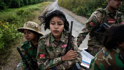 本月10日，曼德勒人民国防军(MDY-PDF)的女士兵在掸邦北部与缅军发生冲突时前往前线。（图取自法新社）