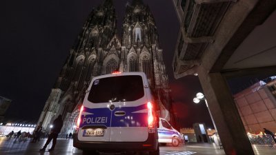 德国当地时间周日对科隆大教堂实施了额外的安全检查，警方用嗅探犬对该建筑群进行了搜查，并对信徒进行安检搜查。（图取自路透社）