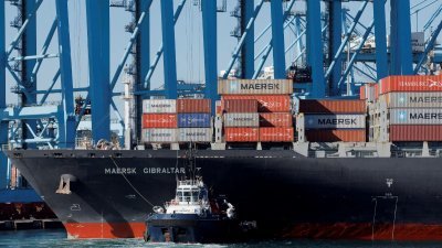 1月19日在西班牙阿尔赫西拉斯港APM码头，马士基货柜船Maersk Gibraltar上的货柜。（图取自路透社档案照）