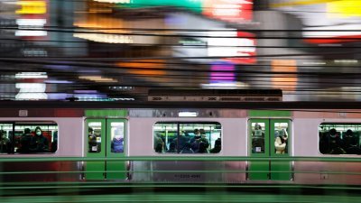 东京都政府的调查发现，逾40%女性曾遇痴汉狼爪，大多数发生在电车内。（图取自路透社）