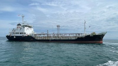 外国船只非法停泊在甲州海域，遭到森甲海事执法机构扣押。