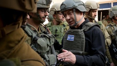 以色列总理内塔尼亚胡在周一到访加沙北部，探访正在当地作战的士兵，表示军事行动“还没有结束”，将在未来几天加强对哈马斯的打击。（图取自X/Benjamin Netanyahu - בנימין נתניהו）