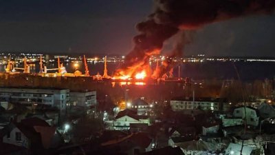 乌克兰声称使用巡航导弹袭击克里米亚港口城镇费奥多西亚，摧毁了俄罗斯黑海舰队的“新切尔卡斯克”号。（图取自X/Defense of Ukraine）