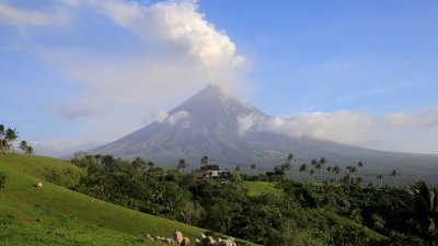 菲律宾东北部阿尔拜省的马荣火山，山下和附近地区的植物茂盛，一片绿油油。（图取自路透社）