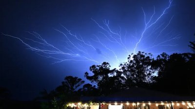 圣诞节的晚上，昆士兰州黄金海岸出现的雷暴场面。（图取奥联社/卫报）