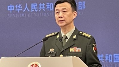 中国国防部新闻局局长、国防部新闻发言人吴谦周四下午在12月例行记者会上发言。（图取自中央社）