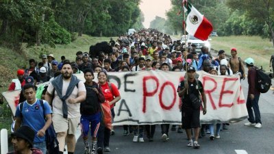 移民队伍周三抵达墨西哥南部的恰帕斯州，向美国边境迈进。（图取自路透社）