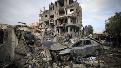 加沙中部迈加齐难民营于平安夜遭以军空袭，整个住宅区被夷为平地，巴勒斯坦人在空袭后检查受损情况。（图取自法新社）