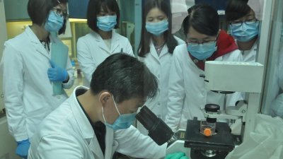 中国学者首次建立从端粒到端粒的中国人全基因组。图为北京大学人民医院高占成教授与研究生在细胞培养间观察细胞生长状态。（图取自北京大学官网）