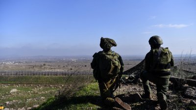 以色列士兵当地时间周四在叙利亚边境附近被以色列占领的戈兰高地执行任务。（图取自路透社）