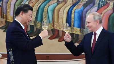 今年3月21日，俄罗斯总统普京（右）和中国国家主席习近平在莫斯科克里姆林宫会谈后举行的招待会上举杯畅饮。（法新社档案照）