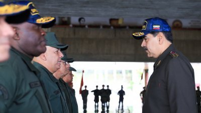 委内瑞拉总统马杜罗（右）周四在加拉加斯国防部，会见军事人员。（图取自委内瑞拉总统府米拉弗洛雷斯宫/路透社）
