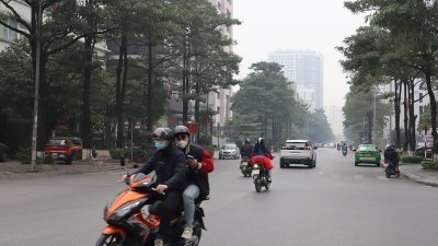越南首都河内市入冬之后空气品质不佳，整座城市经常笼罩在雾中，难以见到太阳。民众担心空污危害身体健康，纷纷又戴起了口罩。（图取自台湾中央社）