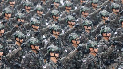 韩国士兵9月26日在首尔城南市，参加韩国武装部队日75周年巡游。（图取自路透社）