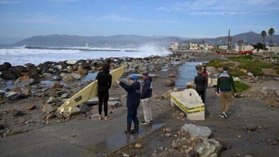 人们在加州文图拉的滨海公园海滩，查看海岸受损情况。（图取自法新社）