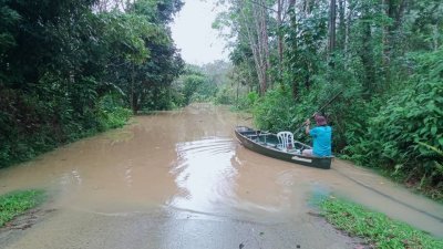 通往贝达原住民村的道路因积水而中断。