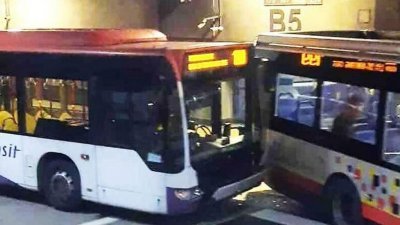 两辆巴士在新加坡文礼转换站相撞，导致4名乘客受伤送院，一名巴士司机事发被捕。