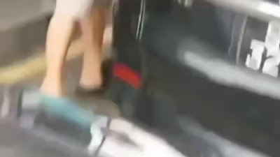 网传新加坡轿车司机在本地添打RON95汽油，被火爆男大声呵斥视频。（社交媒体）