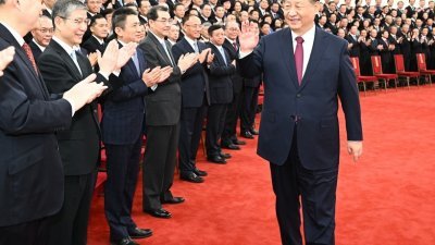 中国国家主席习近平周五在北京人民大会堂，接见参加年度驻外使节工作会议的全体使节。（图取自中国外交部微博）