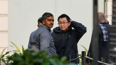中国智能手机制造商Vivo印度分公司的代理首席执行员洪旭权（右），本周二到新德里帕蒂亚拉法院面对审讯。（图取自路透社）