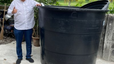 沈志勤将在峇央峇鲁选区30个地点安置容量500公升的大水桶，在明年1月大制水期间供民众取水应急。