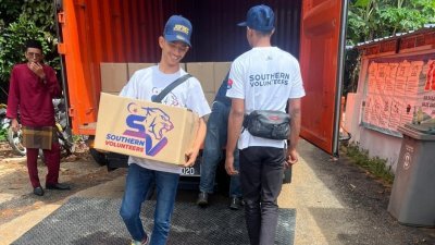 南方志工日前为昔加末和丰盛港的水灾灾民提供物资援助。