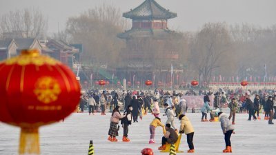 12月30日，民众在什刹海冰场乐享假期。当天是2024年元旦假期首日，北京什刹海景区迎来众多游客。（图取自中新社）