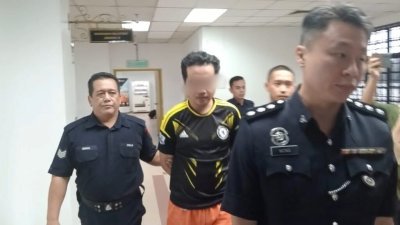 印尼籍被告赛益阿芬迪（左2）因涉嫌杀害42岁姐姐，于周日（31日）被押送往新山推事庭面控谋杀罪名。
