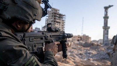 一名以色列士兵上周六（30日）在加沙地带执行任务。以色列总理内塔尼亚胡表示，以军在加沙地带的军事行动还将持续几个月。（图取自以色列国防军/路透社）