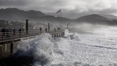 美国加州帕西菲卡海岸当地时间周六（30日）出现巨浪。自上周四以来，受强风暴影响，巨浪已连续第3天在美国加利福尼亚州海岸造成严重破坏，并导致多人受伤。加州中部和南部的沿海地区将于30日继续受到极端海浪的袭击，海浪预计将达到7.6公尺左右。此外，加州湾区的海浪可能高达约12.2公尺，而其他地区的海浪预计将达到8.5至10公尺。（图取自中新社）