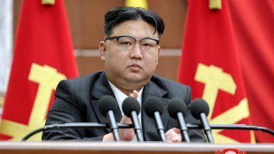 朝鲜官媒在周日发布照片，最高领导人金正恩前一天在劳动党第8届中央委员会第9次全体会议的闭幕会上演说。（图取自朝中社/路透社）