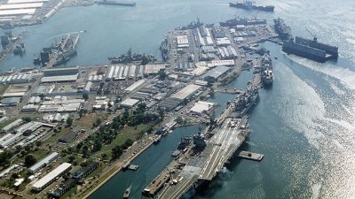 菲律宾吕宋岛中西部苏比克湾海军基地曾是美军基地。1993年，美军“企业”号航空母舰停靠在苏比克湾。（图取自美国海军）