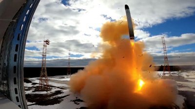 俄罗斯军方在2020年4月20日发布的视频截图，显示在俄罗斯阿尔汉格尔斯克地区的普列谢茨克航天发射场试射一枚“萨尔马特”洲际弹道导弹。（图取自俄罗斯国防部/路透社档案照）