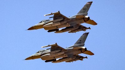 2021年6月14日，美国空军F-16战斗机准备在“非洲雄狮”军事演习期间降落在马拉喀什以北约58公里的本盖里尔空军基地。（图取自法新社档案照）
