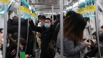 农历新年假期结束，中国民众陆续返回城市工作。上午高峰时段，北京地铁10号线内乘客众多。（图取自中新社）