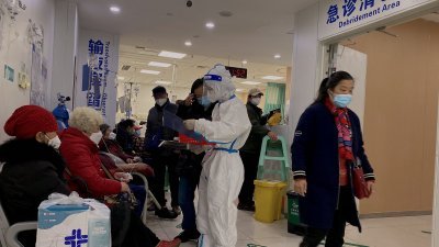 重庆医科大学附属第二医院内，有不少新冠病毒感染者就诊。（图取自法新社）
