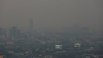 泰国首都曼谷的上空在周三雾霾笼罩。曼谷地区空气污染情况从周三至周六，可能出现持续加重趋势。（图取自中新社）
