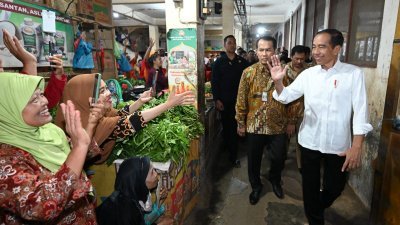 印尼总统佐科（右）周四到访中爪哇沃诺吉里市巴刹与民众互动。（图取自佐科面子书）