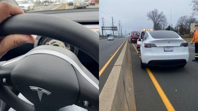 美国男子在推文中附上的图片显示，他新买的特斯拉Model Y在高速公路行驶时，方向盘自行脱落，请拖吊车将车子拖到特斯拉服务中心维修。（图取自推特）