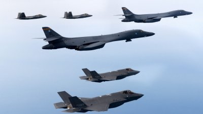 这张注明为2023年2月1日的照片显示，参加美韩联合军演的美国B-1B战略轰炸机及伴飞的战斗机。（图取自韩国国防部/路透社）