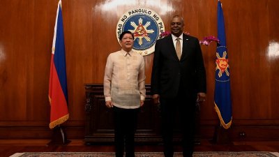 菲律宾总统小马科斯周四在总统府，接待和会晤到访的美国防长奥斯汀。（图取自路透社）
