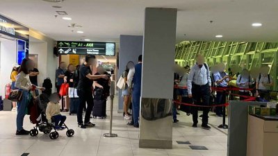 槟城国际机场周四晚上的国际航班候机室，人流算是正常，没有出现非常拥挤的情况。