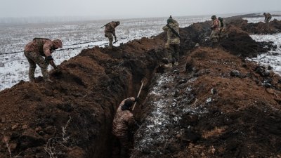 乌克兰军人周三在与俄军目前陷入激战的巴赫穆特附近挖壕沟。（图取自法新社）