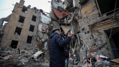 乌克兰东部顿涅茨克州克拉莫托斯克市，8栋公寓大楼周三据报遭俄军导弹攻击，造成至少3人死亡，20人受伤。图为一名当地居民面对自己被摧毁的家园，痛苦地无语问苍天。（图取自路透社）

