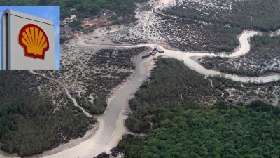 石油污染水源，尼日利亚当地居民苦不堪言。图为2018年8月1日，位于尼日尔三角洲的哈科特港水上可以看到漏油现象。（路透社、法新社档案照）