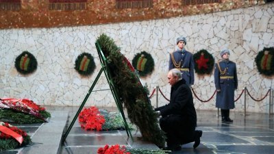 俄罗斯总统普京周四在伏尔加格勒的斯大林格勒战役80周年活动上，在马马耶夫岗敬献花圈。（图取自路透社）